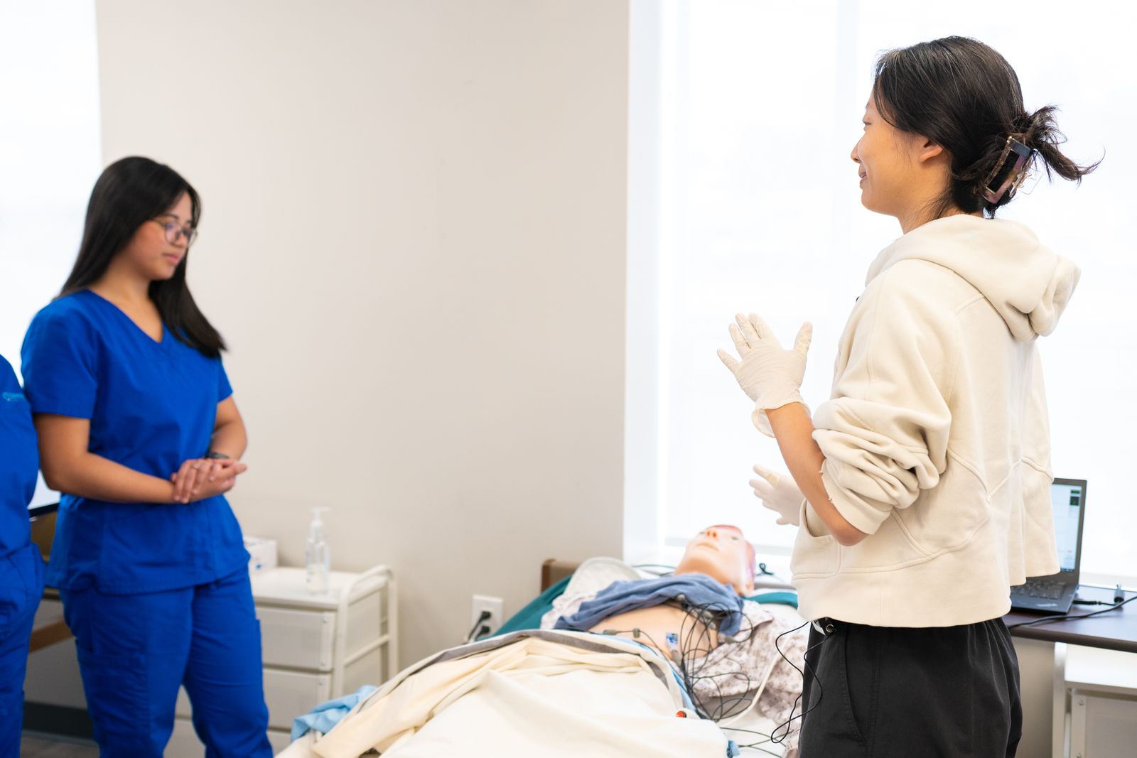 Étudiantes infirmières en séance de simulation autour d’un mannequin de soins